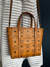Lade das Bild in den Galerie-Viewer, MCM TONI MINI SHOPPER