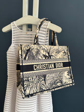 Lade das Bild in den Galerie-Viewer, DIOR TOTE BOOK MEDIUM