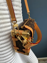 Lade das Bild in den Galerie-Viewer, LOUIS VUITTON SIDE TRUNK PM