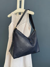 Lade das Bild in den Galerie-Viewer, LOUIS VUITTON CARRYALL MM NAVY