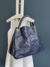 Lade das Bild in den Galerie-Viewer, LOUIS VUITTON ARTSY CELEST EMPREINTE