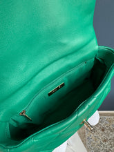 Lade das Bild in den Galerie-Viewer, CHANEL 19 SMALL