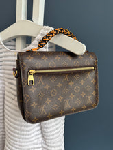 Lade das Bild in den Galerie-Viewer, LOUIS VUITTON MÉTIS MIT GEFLOCHTENEN GRIFF
