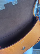 Lade das Bild in den Galerie-Viewer, LOUIS VUITTON BUCI