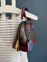 Lade das Bild in den Galerie-Viewer, LOUIS VUITTON ALMA BB LOVE BIRDS