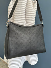 Lade das Bild in den Galerie-Viewer, LOUIS VUITTON HAND IT ALL MM MAHINA