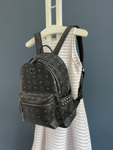 Lade das Bild in den Galerie-Viewer, MCM STARK MEDIUM RUCKSACK