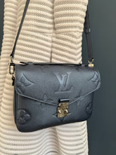 Lade das Bild in den Galerie-Viewer, LOUIS VUITTON MÉTIS PERLMUTT
