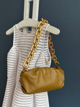 Lade das Bild in den Galerie-Viewer, BOTTEGA VENETA CHAIN POUCH