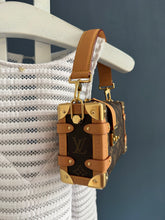 Lade das Bild in den Galerie-Viewer, LOUIS VUITTON SIDE TRUNK PM