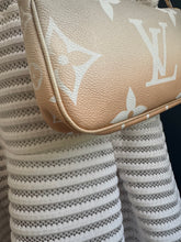 Lade das Bild in den Galerie-Viewer, LOUIS VUITTON POCHETTE