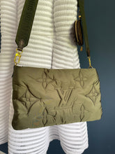 Lade das Bild in den Galerie-Viewer, LOUIS VUITTON MULTI POCHETTE PILLOW