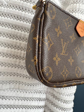 Lade das Bild in den Galerie-Viewer, LOUIS VUITTON MINI POCHETTE