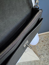 Lade das Bild in den Galerie-Viewer, LOUIS VUITTON MYLOCKME CHAIN