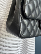 Lade das Bild in den Galerie-Viewer, CHANEL DOUBLE FLAP JUMBO