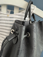 Lade das Bild in den Galerie-Viewer, LOUIS VUITTON BELLA TOTE MAHINA