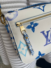 Lade das Bild in den Galerie-Viewer, LOUIS VUITTON MÉTIS BY THE POOL