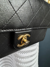 Lade das Bild in den Galerie-Viewer, CHANEL WOC MIT PERLEN