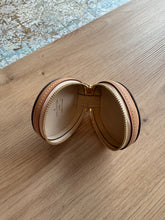 Lade das Bild in den Galerie-Viewer, LOUIS VUITTON AIRPOD CASE / ANHÄNGER