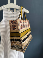 Lade das Bild in den Galerie-Viewer, DIOR TOTE BOOK