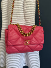 Lade das Bild in den Galerie-Viewer, CHANEL 19