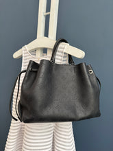 Lade das Bild in den Galerie-Viewer, LOUIS VUITTON BELLA TOTE MAHINA