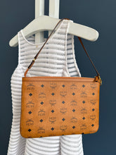 Lade das Bild in den Galerie-Viewer, MCM CLUTCH