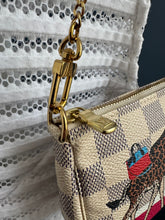 Lade das Bild in den Galerie-Viewer, LOUIS VUITTON MINI POCHETTE