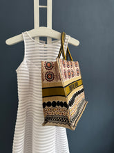 Lade das Bild in den Galerie-Viewer, DIOR TOTE BOOK