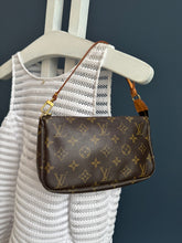 Lade das Bild in den Galerie-Viewer, LOUIS VUITTON POCHETTE ACCESSOIRES