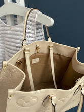 Lade das Bild in den Galerie-Viewer, LOUIS VUITTON ONTHEGO GM EMPREINTE