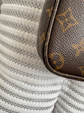 Lade das Bild in den Galerie-Viewer, LOUIS VUITTON MINI POCHETTE