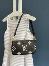 Lade das Bild in den Galerie-Viewer, LOUIS VUITTON POCHETTE BICOLOR