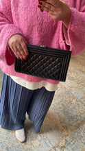 Lade das Bild in den Galerie-Viewer, CHANEL BOY FRAME CLUTCH