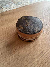 Lade das Bild in den Galerie-Viewer, LOUIS VUITTON AIRPOD CASE / ANHÄNGER