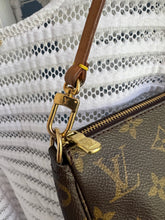 Lade das Bild in den Galerie-Viewer, LOUIS VUITTON POCHETTE ACCESSOIRES