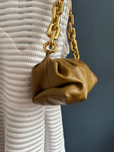 Lade das Bild in den Galerie-Viewer, BOTTEGA VENETA CHAIN POUCH