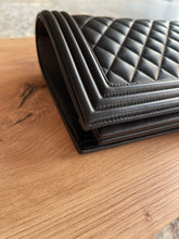 Lade das Bild in den Galerie-Viewer, CHANEL BOY FRAME CLUTCH