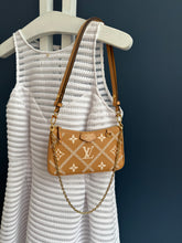 Lade das Bild in den Galerie-Viewer, LOUIS VUITTON EASY POUCH ON STREP BROIDERY