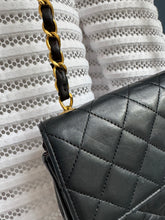 Lade das Bild in den Galerie-Viewer, CHANEL VINTAGE CLASSIC FLAP BAG