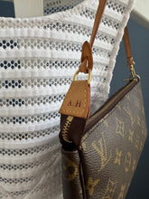 Lade das Bild in den Galerie-Viewer, LOUIS VUITTON POCHETTE ACCESSOIRES