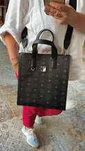 Lade das Bild in den Galerie-Viewer, MCM AREN BAG
