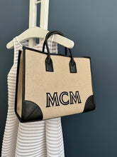 Lade das Bild in den Galerie-Viewer, MCM MÜNCHEN SHOPPER INKL. CLUTCH