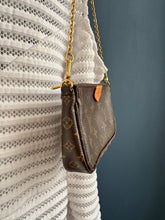 Lade das Bild in den Galerie-Viewer, LOUIS VUITTON MINI POCHETTE