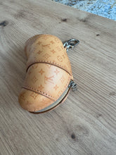 Lade das Bild in den Galerie-Viewer, LOUIS VUITTON CROISSANT ANHÄNGER
