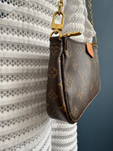 Lade das Bild in den Galerie-Viewer, LOUIS VUITTON MINI POCHETTE