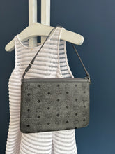 Lade das Bild in den Galerie-Viewer, MCM CLUTCH