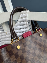 Lade das Bild in den Galerie-Viewer, LOUIS VUITTON BRITTANY