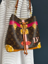 Lade das Bild in den Galerie-Viewer, LOUIS VUITTON NÉONOÉ SUMMER TRUNK