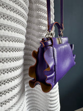 Lade das Bild in den Galerie-Viewer, FENDI PEEKABOO MINI